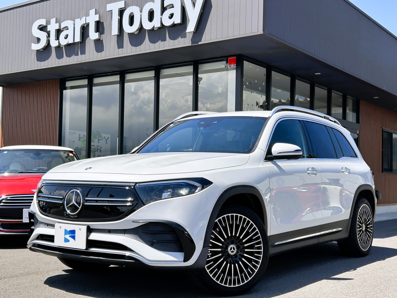 ただ今、メルセデス・ベンツ EQB350 4MATIC AMGラインを展示中です。<br>実車ならではの上質なデザインと快適な走行性能を、ぜひご体感ください。